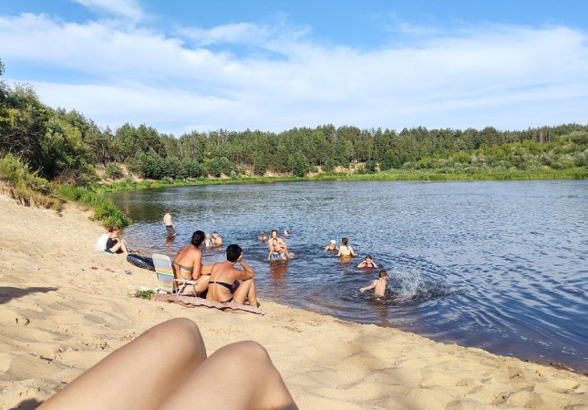 Пляж Белый Берег рядом с деревней Полянки