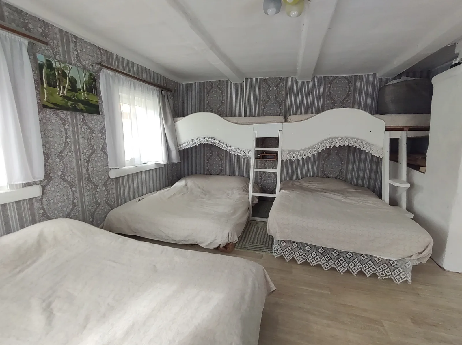 Спальня с удобными кроватями в доме отдыха Полянки